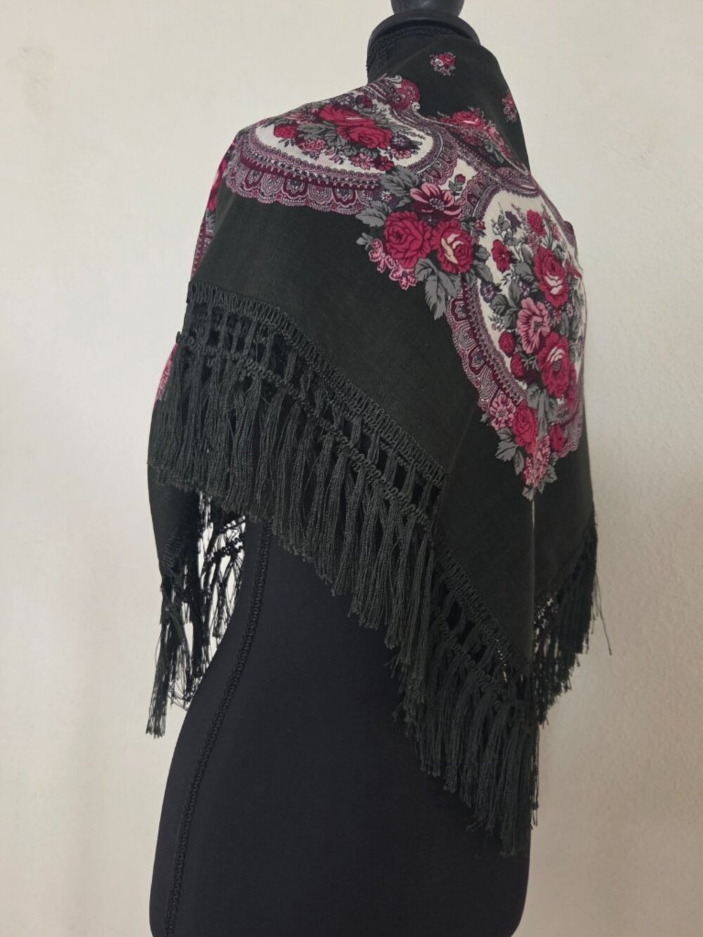 Vintage Dark Green Wool Rose Scarf/Wrap with hand-knotted fringe from Germany - Picture 2 of 10